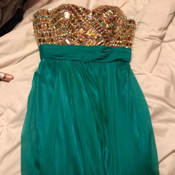 Prom dress - Picture 2 of 4